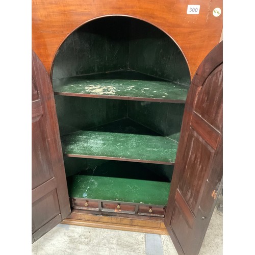 300 - GEORGIAN MAHOGANY DOMED PANELLED DOOR CORNER CUPBOARD WITH FITTED SPICE DRAWERS AND SHELVES TO INTER... 
