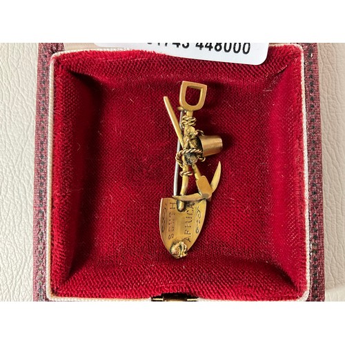 75 - SOUTH AFRICAN 9CT HALLMARKED MINING BROOCH TW 2.5G