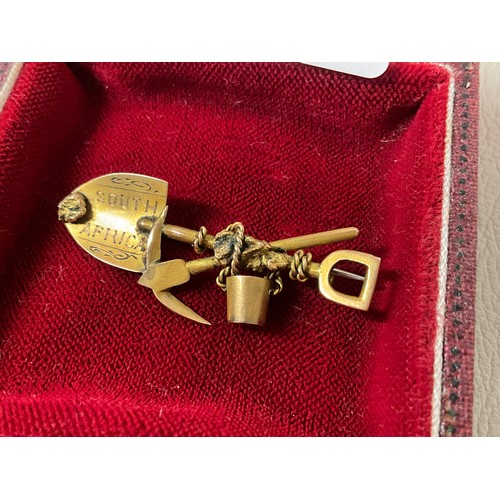 75 - SOUTH AFRICAN 9CT HALLMARKED MINING BROOCH TW 2.5G