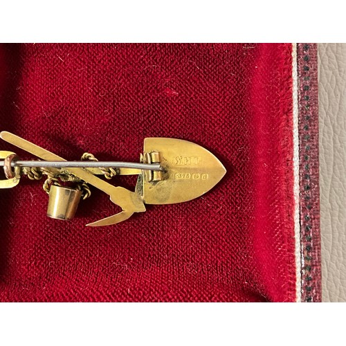 75 - SOUTH AFRICAN 9CT HALLMARKED MINING BROOCH TW 2.5G