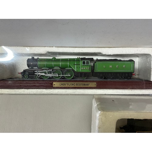 86 - 3 MODEL TRAINS IN PRESENTATION CASES DUCHESS LMS, PACIFIC CHAPELON NORD, LNFR FLYING SCOTSMAN
