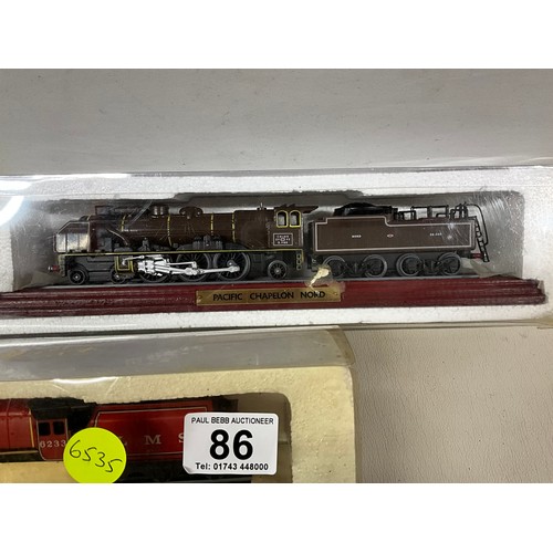 86 - 3 MODEL TRAINS IN PRESENTATION CASES DUCHESS LMS, PACIFIC CHAPELON NORD, LNFR FLYING SCOTSMAN