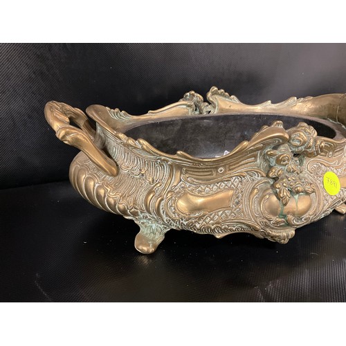 87 - ORNATE HEAVY BRASS TWIN HANDLED JARDINERE SUPPORTED ON FOUR FEET COMPLETE WITH LINER L16