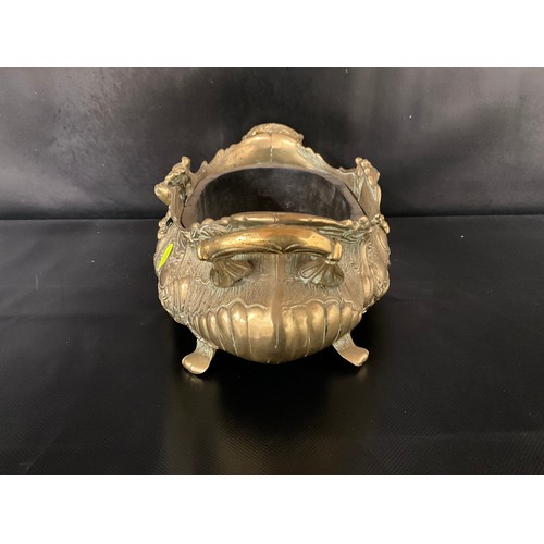 87 - ORNATE HEAVY BRASS TWIN HANDLED JARDINERE SUPPORTED ON FOUR FEET COMPLETE WITH LINER L16