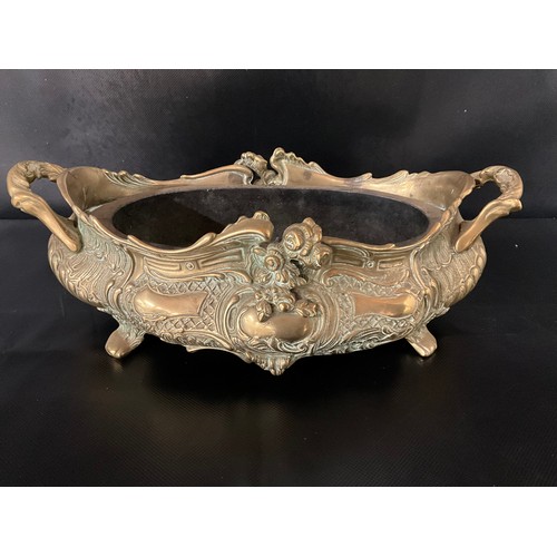 87 - ORNATE HEAVY BRASS TWIN HANDLED JARDINERE SUPPORTED ON FOUR FEET COMPLETE WITH LINER L16