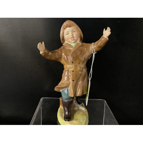 91 - VINTAGE ROYAL DOULTON FIGURE THE ONE THAT GOT AWAY HN2153 H16CM