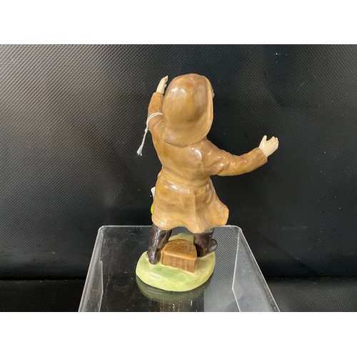 91 - VINTAGE ROYAL DOULTON FIGURE THE ONE THAT GOT AWAY HN2153 H16CM