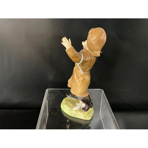 91 - VINTAGE ROYAL DOULTON FIGURE THE ONE THAT GOT AWAY HN2153 H16CM