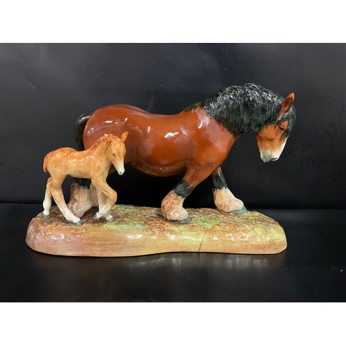 95 - VINTAGE ROYAL DOULTON SHIRE HORSE & FOAL THE PRIDE OF THE SHIRES HN2528 FIGURE A/F FOR RESTORATION H... 