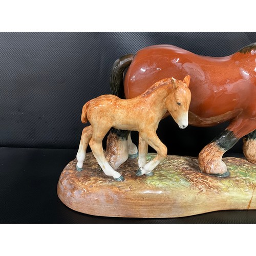 95 - VINTAGE ROYAL DOULTON SHIRE HORSE & FOAL THE PRIDE OF THE SHIRES HN2528 FIGURE A/F FOR RESTORATION H... 