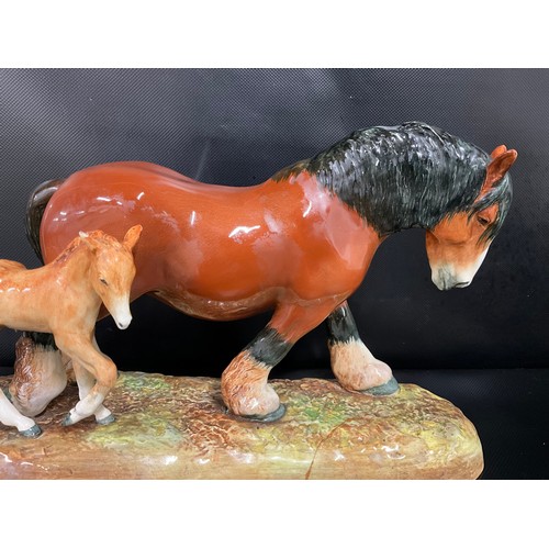 95 - VINTAGE ROYAL DOULTON SHIRE HORSE & FOAL THE PRIDE OF THE SHIRES HN2528 FIGURE A/F FOR RESTORATION H... 