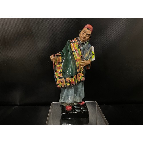 97 - VINTAGE ROYAL DOULTON CARPET SELLER FIGURE HN1464 H24CM