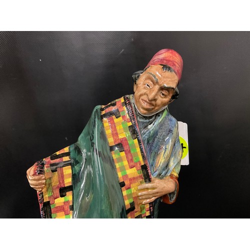 97 - VINTAGE ROYAL DOULTON CARPET SELLER FIGURE HN1464 H24CM