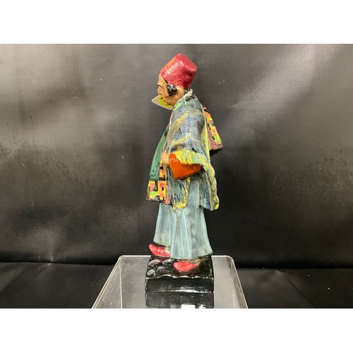 97 - VINTAGE ROYAL DOULTON CARPET SELLER FIGURE HN1464 H24CM