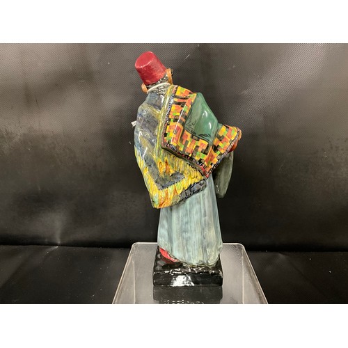 97 - VINTAGE ROYAL DOULTON CARPET SELLER FIGURE HN1464 H24CM