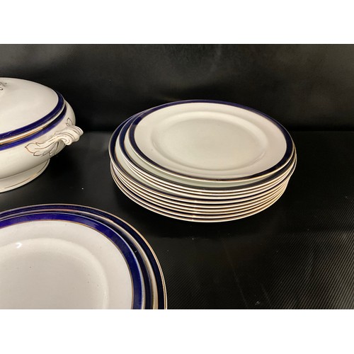 136 - LARGE VICTORIAN DINNER SERVICE TO INCLUDE TUREENS, MEAT PLATES, DINNER PLATES ETC