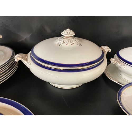 136 - LARGE VICTORIAN DINNER SERVICE TO INCLUDE TUREENS, MEAT PLATES, DINNER PLATES ETC