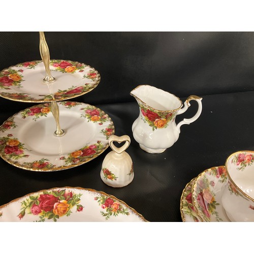 137 - QTY OF ROYAL ALBERT COUNTRY ROSE TEA WARE