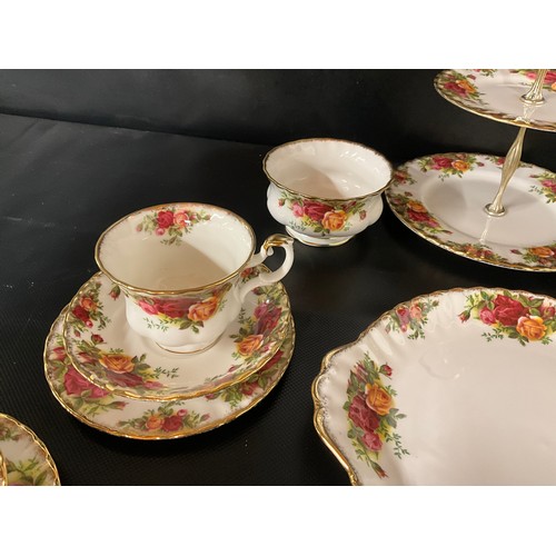 137 - QTY OF ROYAL ALBERT COUNTRY ROSE TEA WARE