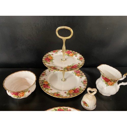 137 - QTY OF ROYAL ALBERT COUNTRY ROSE TEA WARE