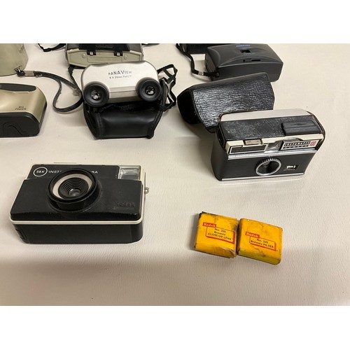 138 - BOX OF VINTAGE CAMERAS TO INCLUDE POLAROID ETC