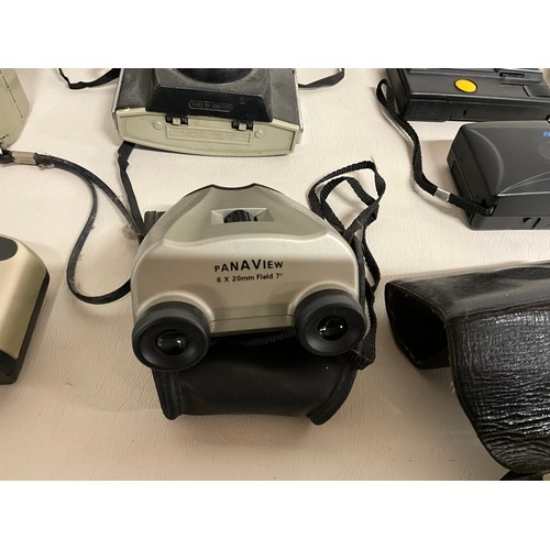 138 - BOX OF VINTAGE CAMERAS TO INCLUDE POLAROID ETC