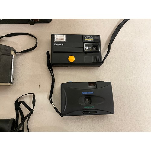 138 - BOX OF VINTAGE CAMERAS TO INCLUDE POLAROID ETC