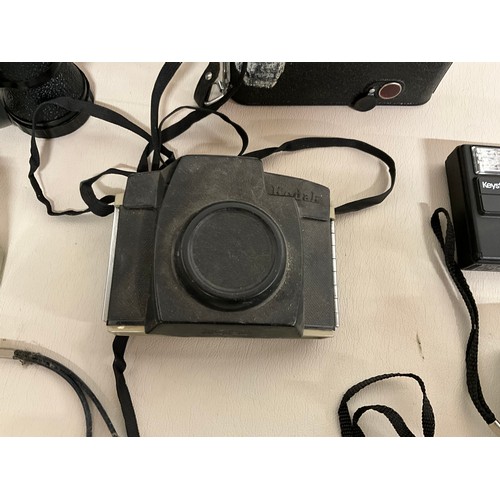 138 - BOX OF VINTAGE CAMERAS TO INCLUDE POLAROID ETC