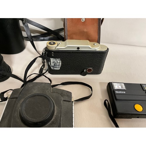 138 - BOX OF VINTAGE CAMERAS TO INCLUDE POLAROID ETC