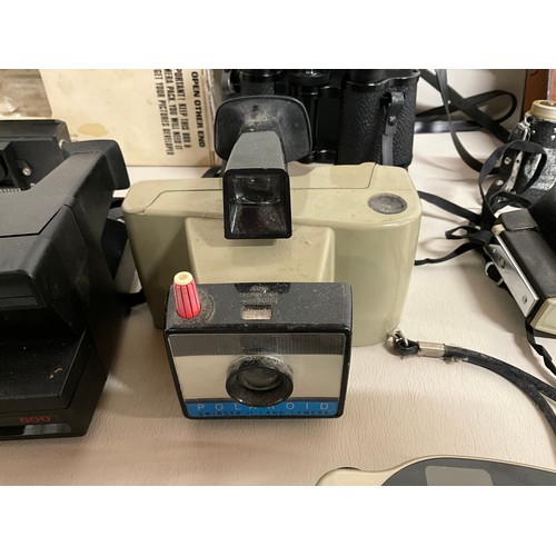 138 - BOX OF VINTAGE CAMERAS TO INCLUDE POLAROID ETC
