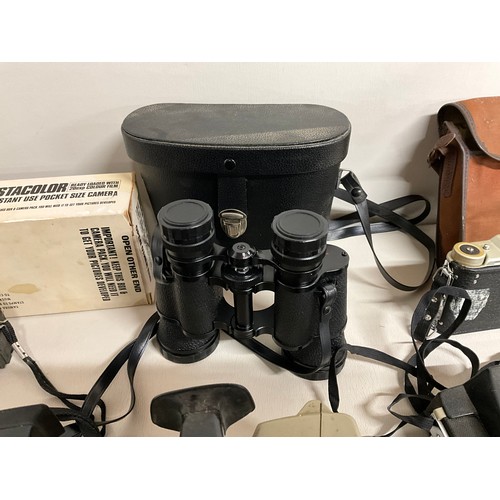 138 - BOX OF VINTAGE CAMERAS TO INCLUDE POLAROID ETC