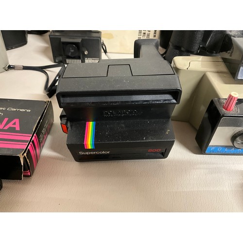 138 - BOX OF VINTAGE CAMERAS TO INCLUDE POLAROID ETC