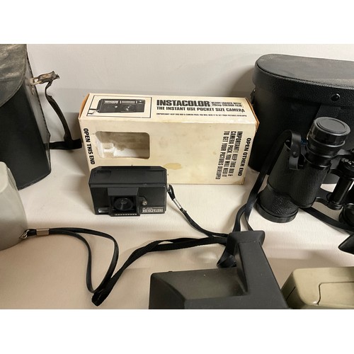 138 - BOX OF VINTAGE CAMERAS TO INCLUDE POLAROID ETC