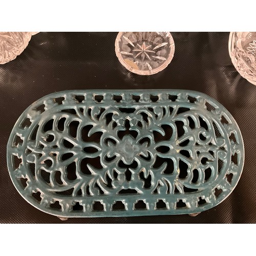 153 - BOX OF GLASSWARE TO INCLUDE CLARET JUG, DECANTERS, COLOURED GLASS SWEET DISH ON STAND