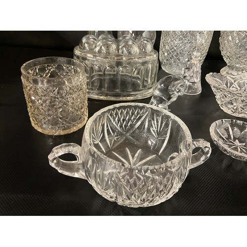 153 - BOX OF GLASSWARE TO INCLUDE CLARET JUG, DECANTERS, COLOURED GLASS SWEET DISH ON STAND