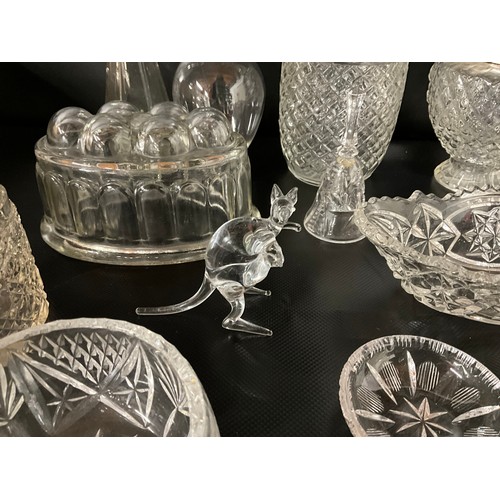 153 - BOX OF GLASSWARE TO INCLUDE CLARET JUG, DECANTERS, COLOURED GLASS SWEET DISH ON STAND