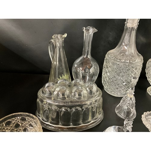 153 - BOX OF GLASSWARE TO INCLUDE CLARET JUG, DECANTERS, COLOURED GLASS SWEET DISH ON STAND