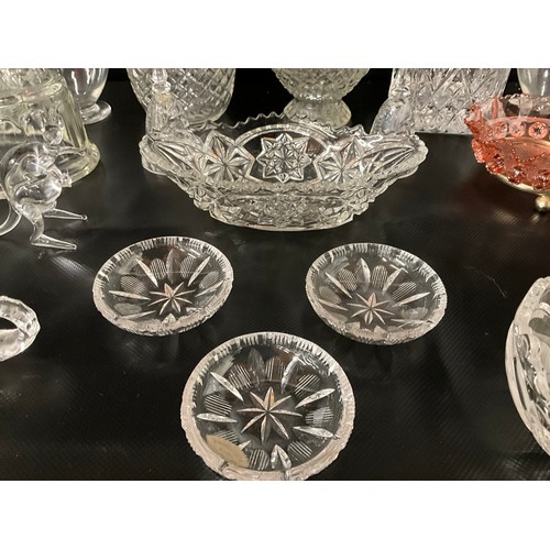 153 - BOX OF GLASSWARE TO INCLUDE CLARET JUG, DECANTERS, COLOURED GLASS SWEET DISH ON STAND