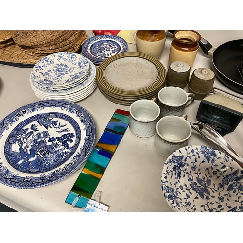 163 - CRATE OF KITCHENWARE POTS & PANS ETC