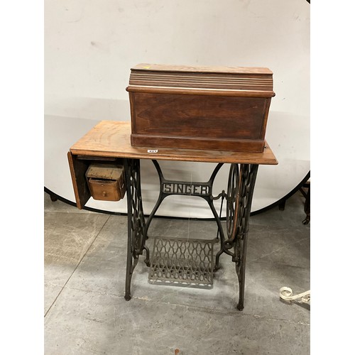 SINGER TREDDLE SEWING MACHINE ON CAST IRON BASE H40