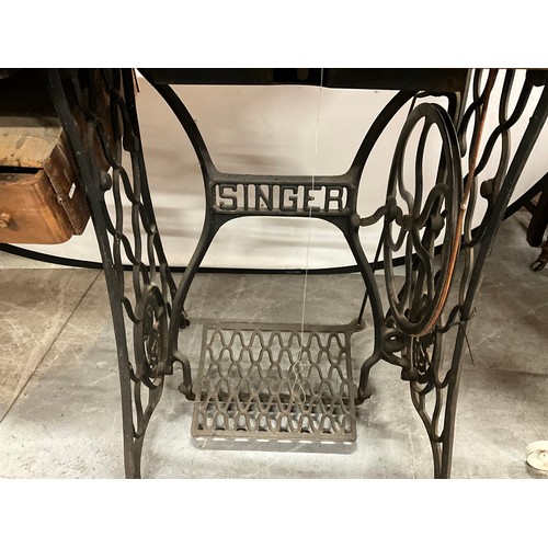 SINGER TREDDLE SEWING MACHINE ON CAST IRON BASE H40