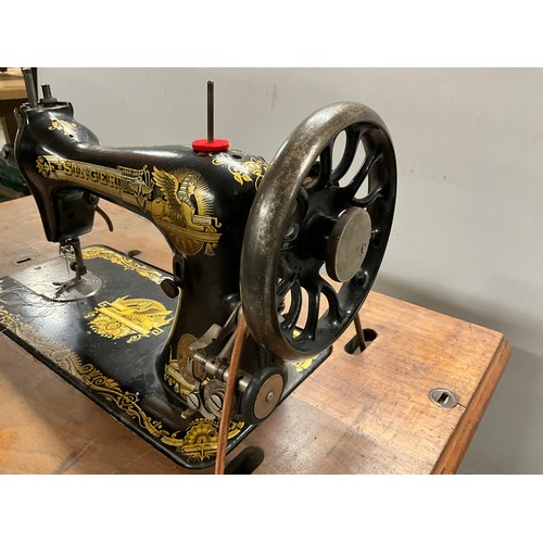 SINGER TREDDLE SEWING MACHINE ON CAST IRON BASE H40