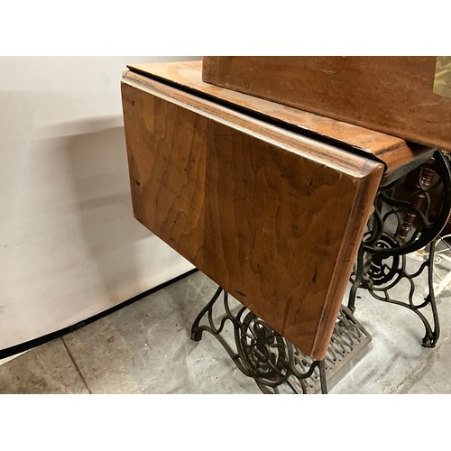 SINGER TREDDLE SEWING MACHINE ON CAST IRON BASE H40
