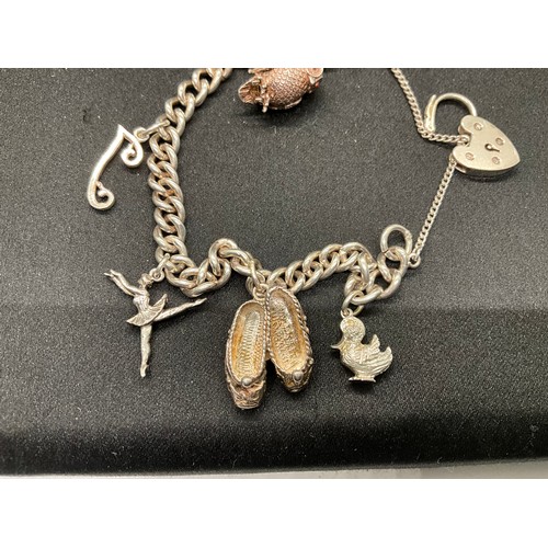 40 - 2 SILVER CHARM BRACELETS (TESTED)WITH A TOTAL OF 26 SILVER & WHITE METAL CHARMS W67.7G
BOTH LOCKETS ... 