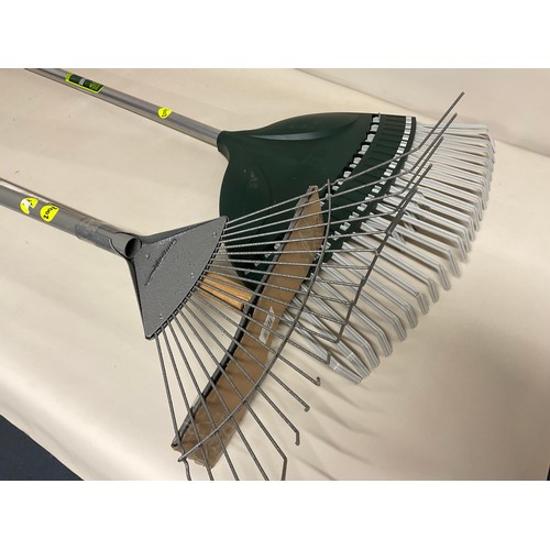 141 - NEW SPEAR AND JACKSON GARDEN SOIL RAKE AND 2 LEAF RAKES