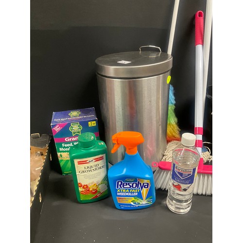 142 - QTY OF HOUSEHOLD CLEANING ITEMS TO INCLUDE  MOP,BUCKET,BRUSHES,PEDAL BIN ETC