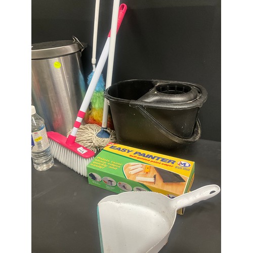 142 - QTY OF HOUSEHOLD CLEANING ITEMS TO INCLUDE  MOP,BUCKET,BRUSHES,PEDAL BIN ETC