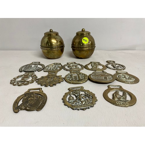 176 - PAIR OF VINTAGE BRASS LIPTONS TEA CADDIES AND A QTY OF HORSE BRASSES