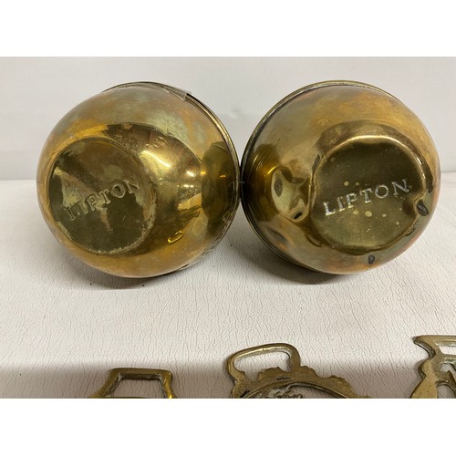 176 - PAIR OF VINTAGE BRASS LIPTONS TEA CADDIES AND A QTY OF HORSE BRASSES
