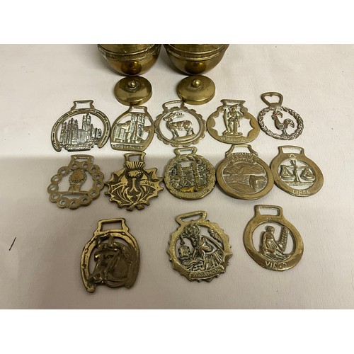 176 - PAIR OF VINTAGE BRASS LIPTONS TEA CADDIES AND A QTY OF HORSE BRASSES